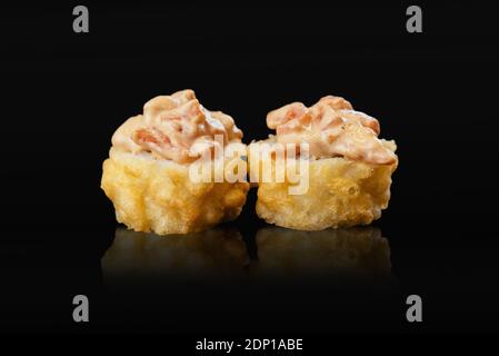 Sushi giapponese rotola su sfondo nero Foto Stock
