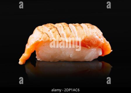 Sushi giapponese rotola su sfondo nero Foto Stock