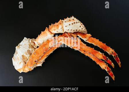 Kamchatka zampe di granchio su sfondo nero Foto Stock