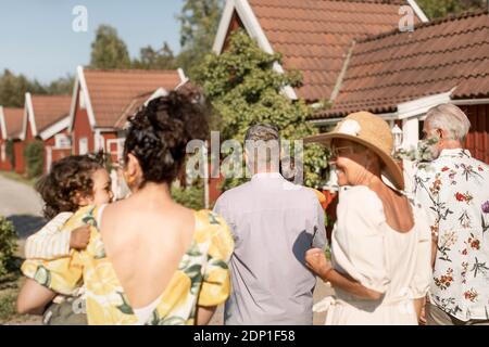 Vista posteriore della famiglia con bambini che camminano insieme Foto Stock