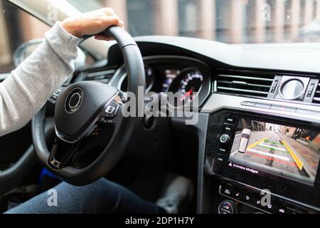 Visualizzazione della telecamera di parcheggio per la vista posteriore della vettura sul cruscotto Foto Stock