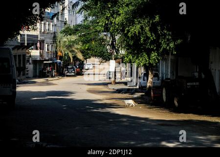 18 dicembre 2020: Striscia di Gaza, Palestina. 18 dicembre 2020. Le strade sono quasi deserte mentre le imprese rimangono chiuse nella striscia di Gaza settentrionale, poiché venerdì è entrato in vigore un blocco di due giorni nell'enclave palestinese per frenare un'impennata di infezioni da Covid. Il Ministero degli interni palestinese ha imposto un blocco completo del venerdì e del sabato per ridurre i contatti e il sovraffollamento alla luce della recente impennata di casi di coronavirus nella striscia di Gaza, che ha 9,500 casi attivi e ha subito 200 decessi correlati a Covid. L'Agenzia delle Nazioni Unite per il soccorso e l'occupazione in Palestina Foto Stock