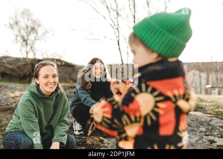 Donne che giocano con la figlia all'aperto Foto Stock