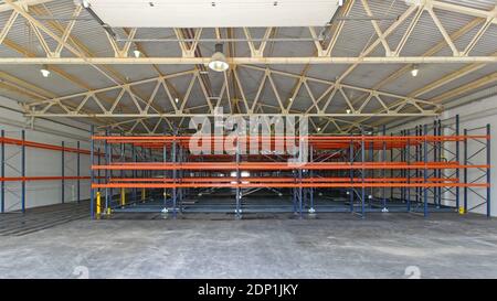 Nuovi ripiani in metallo nello stoccaggio del magazzino di distribuzione Foto Stock