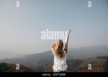 Germania, Foresta Nera, Sitzenkirch, giovane donna godendo la vista delle foreste di montagna Foto Stock