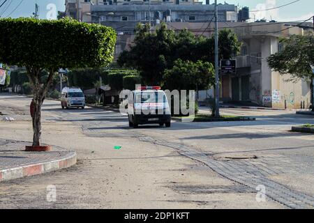 18 dicembre 2020: Striscia di Gaza, Palestina. 18 dicembre 2020. Le strade sono quasi deserte mentre le imprese rimangono chiuse nella striscia di Gaza settentrionale, poiché venerdì è entrato in vigore un blocco di due giorni nell'enclave palestinese per frenare un'impennata di infezioni da Covid. Il Ministero degli interni palestinese ha imposto un blocco completo del venerdì e del sabato per ridurre i contatti e il sovraffollamento alla luce della recente impennata di casi di coronavirus nella striscia di Gaza, che ha 9,500 casi attivi e ha subito 200 decessi correlati a Covid. L'Agenzia delle Nazioni Unite per il soccorso e l'occupazione in Palestina Foto Stock