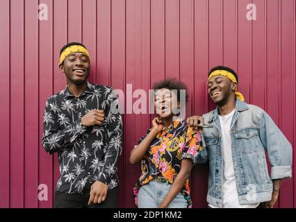 Foto di un gruppo di tre amici divertendosi insieme Foto Stock