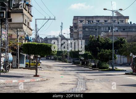 18 dicembre 2020: Striscia di Gaza, Palestina. 18 dicembre 2020. Le strade sono quasi deserte mentre le imprese rimangono chiuse nella striscia di Gaza settentrionale, poiché venerdì è entrato in vigore un blocco di due giorni nell'enclave palestinese per frenare un'impennata di infezioni da Covid. Il Ministero degli interni palestinese ha imposto un blocco completo del venerdì e del sabato per ridurre i contatti e il sovraffollamento alla luce della recente impennata di casi di coronavirus nella striscia di Gaza, che ha 9,500 casi attivi e ha subito 200 decessi correlati a Covid. L'Agenzia delle Nazioni Unite per il soccorso e l'occupazione in Palestina Foto Stock