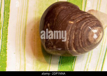 Rocce di pietra color marrone a forma di cuore purplish. Foto di alta qualità Foto Stock
