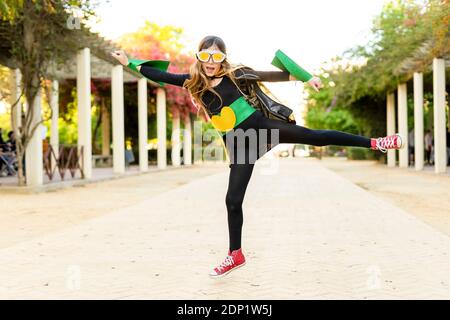 La ragazza di super eroina costume jumping Foto Stock