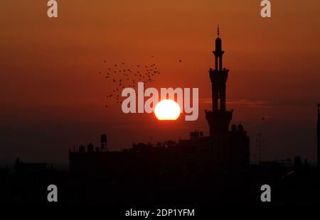 Rafah, Gaza. 18 Dicembre 2020. I minareti di una moschea sono silhouette contro il cielo al tramonto nella cittadina di Rafah, nella striscia di Gaza meridionale, venerdì 18 dicembre 2020. Foto di Ismael Mohamad/UPI Credit: UPI/Alamy Live News Foto Stock