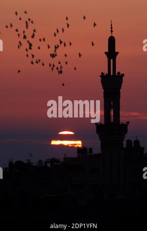 Rafah, Gaza. 18 Dicembre 2020. I minareti di una moschea sono silhouette contro il cielo al tramonto nella cittadina di Rafah, nella striscia di Gaza meridionale, venerdì 18 dicembre 2020. Foto di Ismael Mohamad/UPI Credit: UPI/Alamy Live News Foto Stock