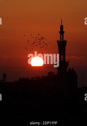 Rafah, Gaza. 18 Dicembre 2020. I minareti di una moschea sono silhouette contro il cielo al tramonto nella cittadina di Rafah, nella striscia di Gaza meridionale, venerdì 18 dicembre 2020. Foto di Ismael Mohamad/UPI Credit: UPI/Alamy Live News Foto Stock