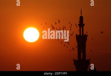 Rafah, Gaza. 18 Dicembre 2020. I minareti di una moschea sono silhouette contro il cielo al tramonto nella cittadina di Rafah, nella striscia di Gaza meridionale, venerdì 18 dicembre 2020. Foto di Ismael Mohamad/UPI Credit: UPI/Alamy Live News Foto Stock