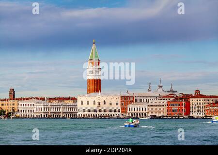 Una veduta degli edifici storici del lungomare, Venezia, Italia. Foto Stock