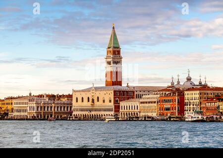 Una veduta degli edifici storici del lungomare, Venezia, Italia. Foto Stock