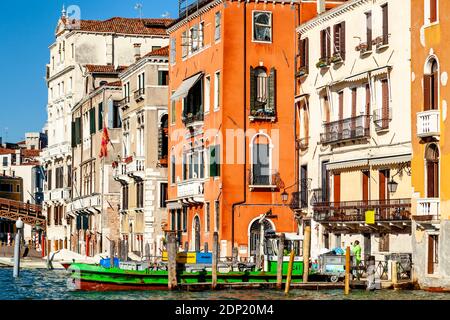 Una scena colorata sul Canal Grande, Venezia, Italia. Foto Stock