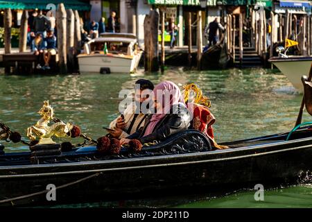 Una giovane coppia partecipa A UN giro in gondola sul Canal Grande, Venezia, Italia. Foto Stock