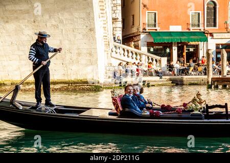 Una coppia partecipa A un romantico giro in gondola sul Canal Grande, Venezia, Italia. Foto Stock