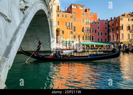 Una coppia partecipa A un romantico giro in gondola sul Canal Grande, Venezia, Italia. Foto Stock