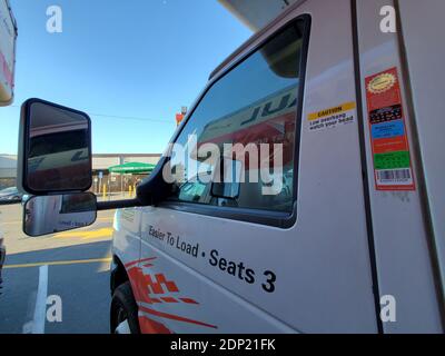 Vista laterale della cabina di un camion U-Haul parcheggiato nel parcheggio dell'agenzia di noleggio camion U-Haul a Concord, California, 8 dicembre 2020. () Foto Stock