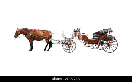 Cavallo marrone e vecchio classico carrozza aperta isolato sopra sfondo bianco Foto Stock