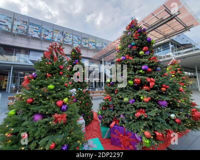 Ampio angolo di una mostra di Natale all'aperto con alberi di Natale decorati e regali in Alexander Square a San Ramon, California, 5 dicembre 2020. () Foto Stock