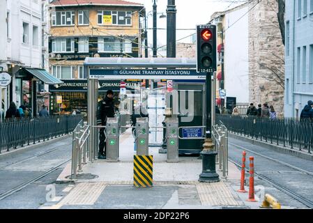 ISTANBUL - CIRCA GENNAIO 2020: Ingresso con tornelli alla piattaforma del tram Gulhane e la stazione della metropolitana a Istanbul, gennaio 2020 in Turchia Foto Stock