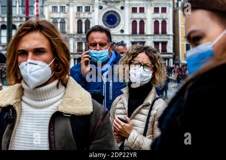 Visitatori di Venezia che indossano maschere facciali durante la Pandemica del Covid 19, Piazza San Marco, Venezia, Italia. Foto Stock