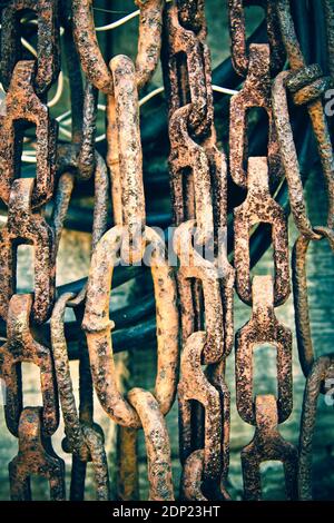 sfondo fatto di vecchie catene arrugginite Foto Stock