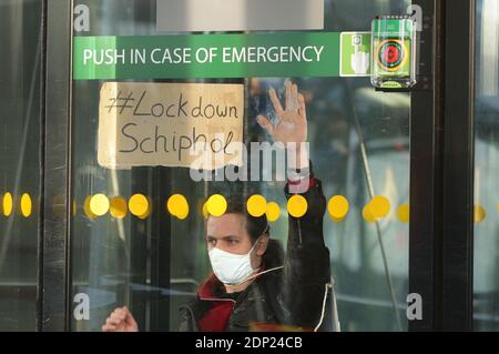 Estinzione ribellione ambientalista fantascienza le mani con super colla sul cristallo della portiera durante la protesta blocca l'accesso dei terminali Dell'em Foto Stock