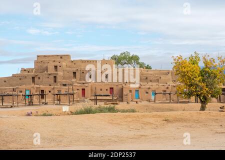 Adobe case di mattoni di fango nello storico villaggio nativo americano di Taos Pueblo, New Mexico, Stati Uniti. Patrimonio dell'umanità dell'UNESCO. Foto Stock