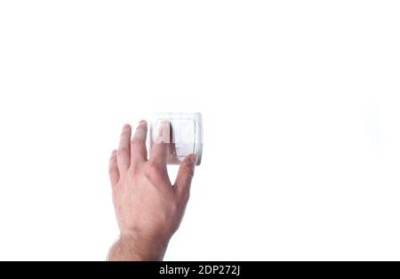 La mano preme un interruttore luminoso isolato su sfondo bianco Foto Stock