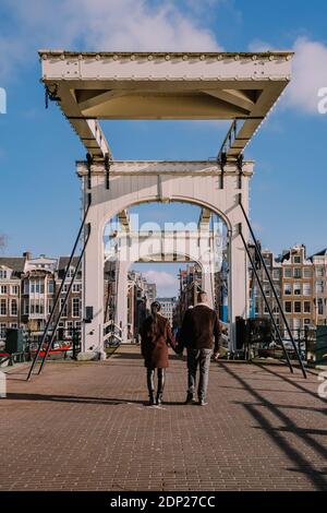 Magere brug , traduzione skinny bridge Amsterdam Olanda, coppia in viaggio  in città ad Amsterdam Olanda. Europa Foto stock - Alamy