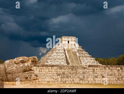 El Castillo o Tempio di Kukulcan, l'iconica piramide a gradoni a Chichen Itza, una città maya precolombiana e sito archeologico a Yucatan, Messico Foto Stock