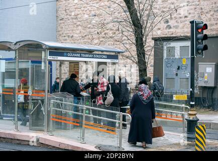 ISTANBUL - CIRCA GENNAIO 2020: Ingresso con tornelli alla piattaforma del tram Gulhane e la stazione della metropolitana a Istanbul, gennaio 2020 in Turchia Foto Stock