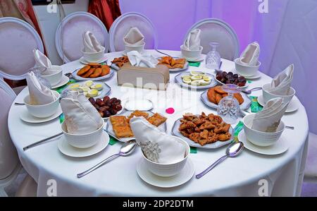 Colazione marocchina con succo d'arancia (harira) uova sode e dolci marocchini. Colazione Ramadan Foto Stock