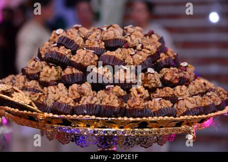 Biscotti marocchini tradizionali serviti durante Ramadan - Almond Briouats Foto Stock