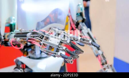 Immagine ravvicinata di mano di robot con un dito puntato Foto Stock