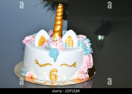 Dettaglio di un compleanno unicorn torta - Focus su rainbow topper Foto  stock - Alamy