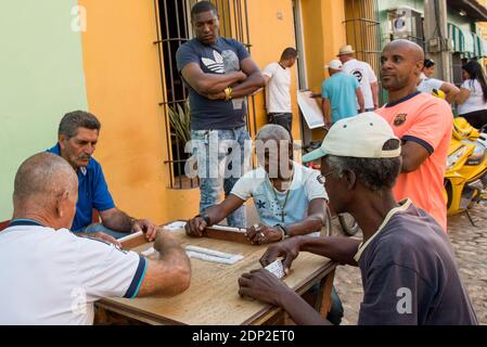 Uomo che gioca a domino per strada, Trinidad, Cuba Foto Stock
