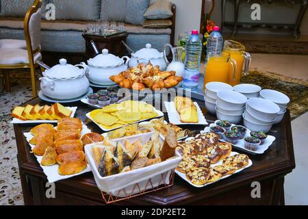 Colazione marocchina con succo d'arancia (harira) uova sode e dolci marocchini. Colazione Ramadan Foto Stock