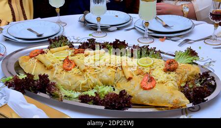 Pesce marocchino Pastilla uno dei piatti più famosi in Torta marocchina marocchina ripiena di pesce Foto Stock