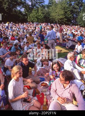 Pic-nic a 'Live dal lago in concerto, Kenwood House, Hampstead Heath, Hampstead, Borough di Camden, Greater London, England, Regno Unito Foto Stock