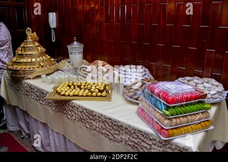 Biscotti marocchini tradizionali serviti durante Ramadan - Almond Briouats Foto Stock