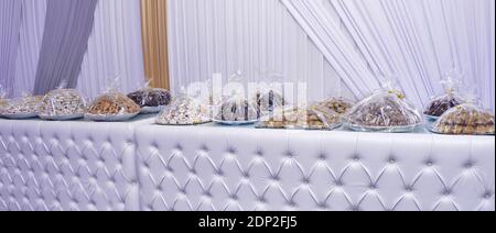 Biscotti marocchini tradizionali serviti durante Ramadan - Almond Briouats Foto Stock