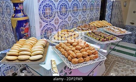 Biscotti marocchini tradizionali serviti durante Ramadan - Almond Briouats Foto Stock