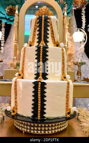 Torta nuziale a forma del famoso caffè marocchino. Dolci marocchini Foto Stock