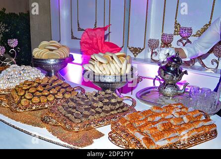 Biscotti marocchini tradizionali serviti durante Ramadan - Almond Briouats Foto Stock