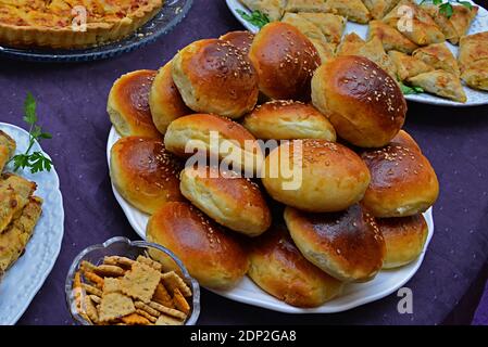 Biscotti marocchini tradizionali serviti durante Ramadan - Almond Briouats Foto Stock